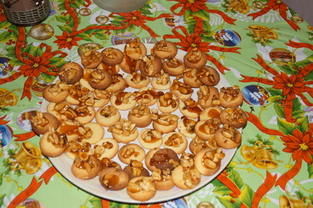 Фото к рецепту: Печенье с орехами и карамелью