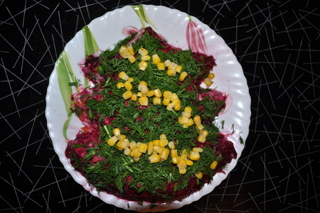 Фото к рецепту: Традиционный новогодний салат «под шубой» в оригинальном оформлении