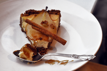 Фото к рецепту: Имбирный чизкейк с яблочно-грушевой начинкой  с виноградом