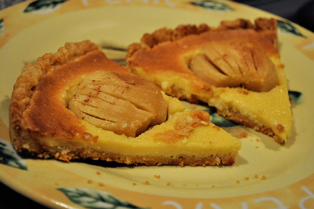 Фото к рецепту: Пирог с заварным кремом и яблоками в карамели