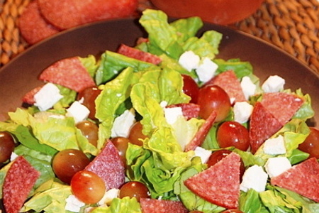Фото к рецепту: Зелёный салат с виноградом, сыром фета, салями и мятным соусом винегрет..