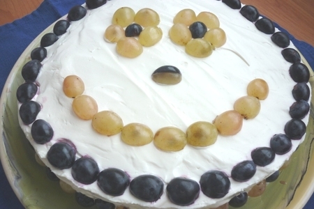Фото к рецепту: Торт с виноградом "нежность" ( мой маленький юбилей;)
