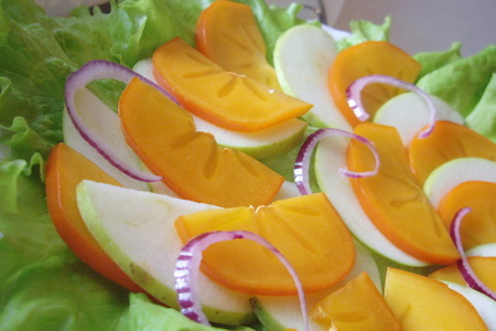 Фото к рецепту: Яркий салат с хурмой и яблоками