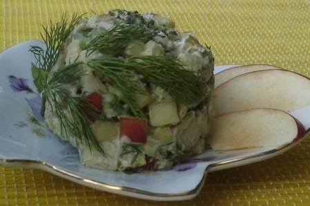 Фото к рецепту: Нежный салат  с куриным филе и авокадо