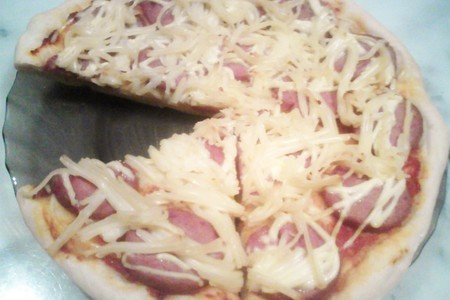Фото к рецепту: Пицца с колбасой и сыром