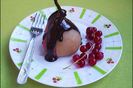 Фото к рецепту: Груша, пошированная в белом вине или клюквенном морсе, с шоколадным соусом