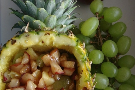 Фото к рецепту: Салат в ананасе с грушевым сиропом с usa pears and grapes from california. ура!!! я нашла их!