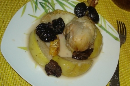 Фото к рецепту: Голени цыпленка запеченые с яблоками и черносливом в сметане.