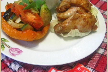 Фото к рецепту: Куриные крылышки с овощами и соусом "полный гриль"