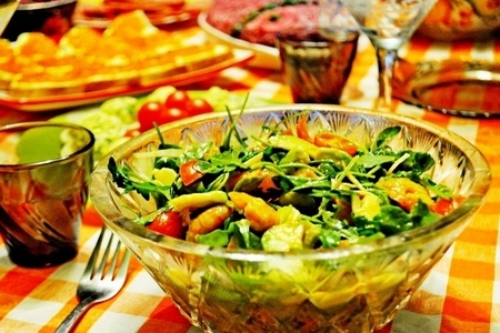 Фото к рецепту: Салат с креветками, авокадо и рукколой "новогодний"