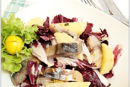 Фото к рецепту: Теплый салат с копченой скумбрией
