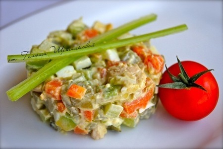Фото к рецепту: Салат куриный с авокадо и сельдереем