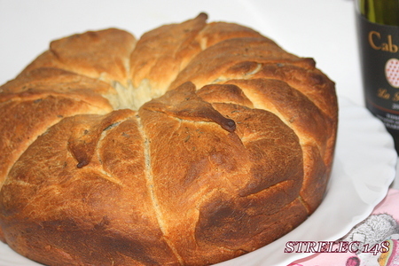 Фото к рецепту: Хлеб "ксюшкина корона" с лавандой.