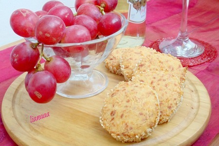 Фото к рецепту: Сырное печенье с кунжутом