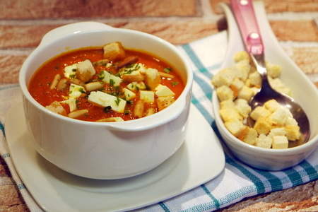 Фото к рецепту: Томатно-морковный суп-пюре с брынзой и кедровыми орешками