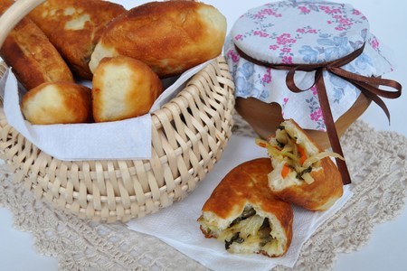 Фото к рецепту: Пирожки с папоротником и капустой по-камчатски