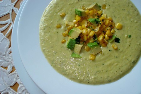 Фото к рецепту: Суп-пюре из авокадо и кукурузы