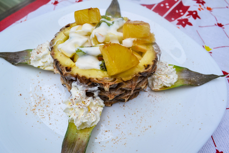 Фруктовый салат в ананасе, с нежно-алкогольной заправкой и карамелизованным ананасом.