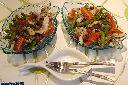Фото к рецепту: Селедочный салат с зеленой фасолью