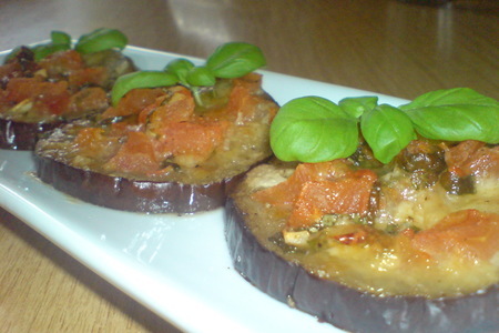 Фото к рецепту: Мини-пиццочки   из баклажана и филе томатов...совсем без теста
