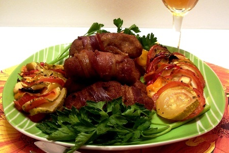 Фото к рецепту: Куриные колбаски в беконе.  для sveta1.фм.