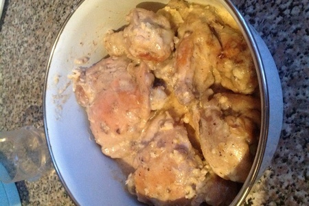 Фото к рецепту: Курица тушеная в сметанно-чесночном соусе (мультиварка)