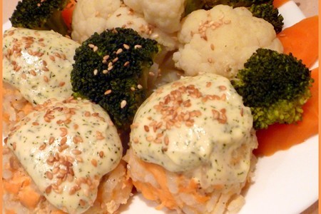Фото к рецепту: Рисово-рыбные тефтели с овощами на пару под сливочно-сырным соусом