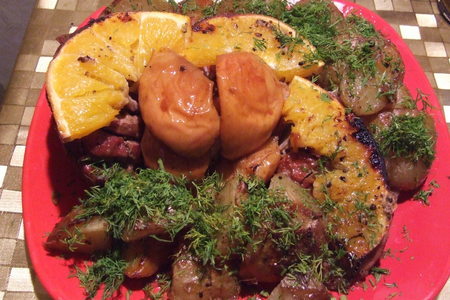 Фото к рецепту: Маринованная свиная вырезка запеченная с картошкой