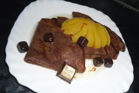 Фото к рецепту: Шоколадные блинчики с кардамоном и персиком "черное золото"
