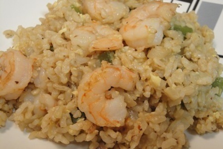 Фото к рецепту: Жареный рис с креветками и луком