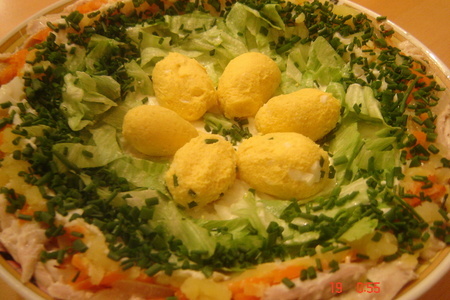 Фото к рецепту: Салат "перепелиное гнездо"
