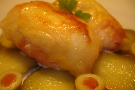 Фото к рецепту: Куриные рулеты с грушей под сыром