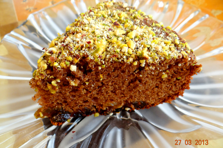 Фото к рецепту: Медово-шоколадный пирог с изюмом и солёными фисташками