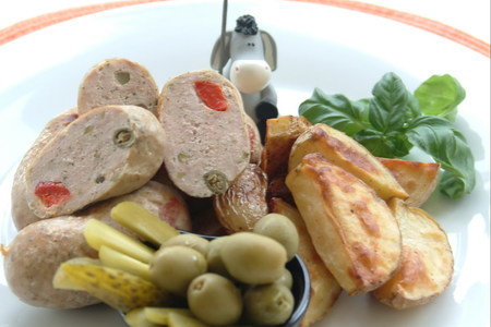 Фото к рецепту: Домашние колбаски с оливками, корнишонами, каперсами и болгарским перцем