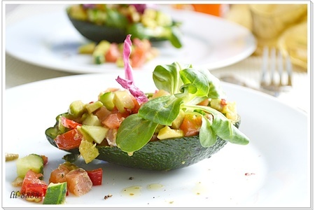 Фото к рецепту: Салат с семгой и авокадо