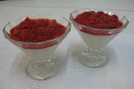 Фото к рецепту: Ванильный пудинг с джемом из свежей клубники