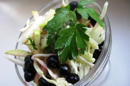 Салат с белокочанной капустой и черной смородиной