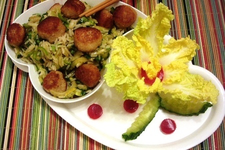 Рисовый салат с рыбными фрикадельками.