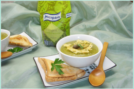 Фото к рецепту: Пряный суп из двух видов гороха с мятой и сырными тостами