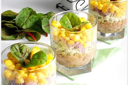 Фото к рецепту: Салат  с тунцом, пекинской капустой и кукурузой