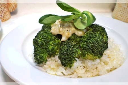 Фото к рецепту: Брокколи с ореховым соусом на подушке из риса