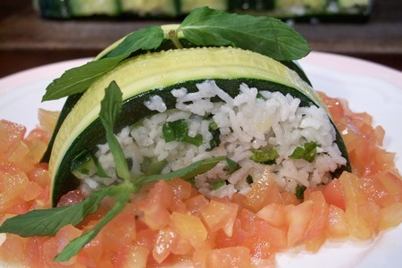 Фото к рецепту: Сформато из риса с цукини и томатами