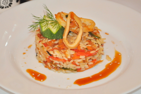 Фото к рецепту: Четыре риса с кальмарами и овощами