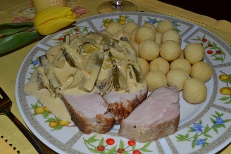Фото к рецепту: Свинина в дижонском соусе с огурцом и луком-пореем.