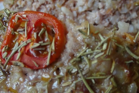 Фото к рецепту: Мясной террин с запечёными помидорами черри и розмарином