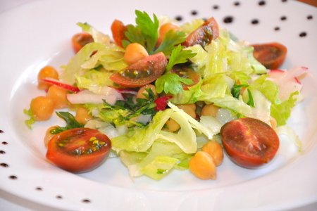 Фото к рецепту: Овощной салат с нутом
