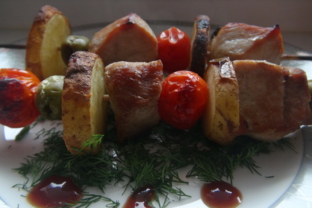 Фото к рецепту: Шашлычки из свинины с картофелем, помидорками-черри и оливками в соевом соусе