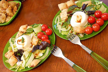 Салат с равиоли и яйцом-пашот