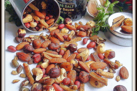 Фото к рецепту: Ореховая смесь в пикантной сладко-солёной глазури.