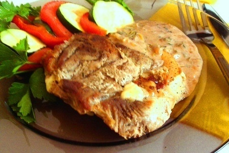 Фото к рецепту: Свиные кармашки с пикантной начинкой под вкусным соусом.